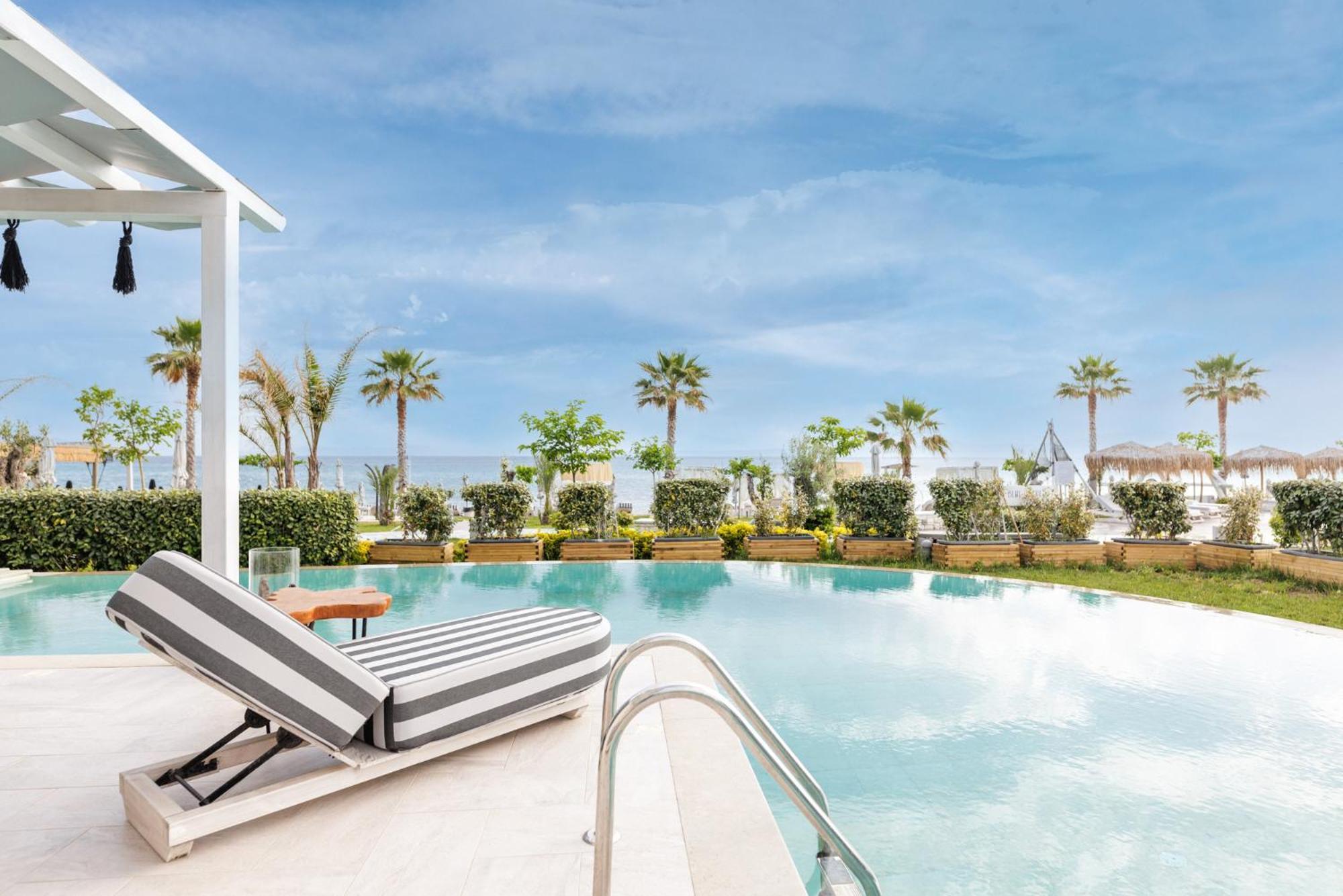 Blue Carpet Luxury Suites Pefkochori Exterior foto